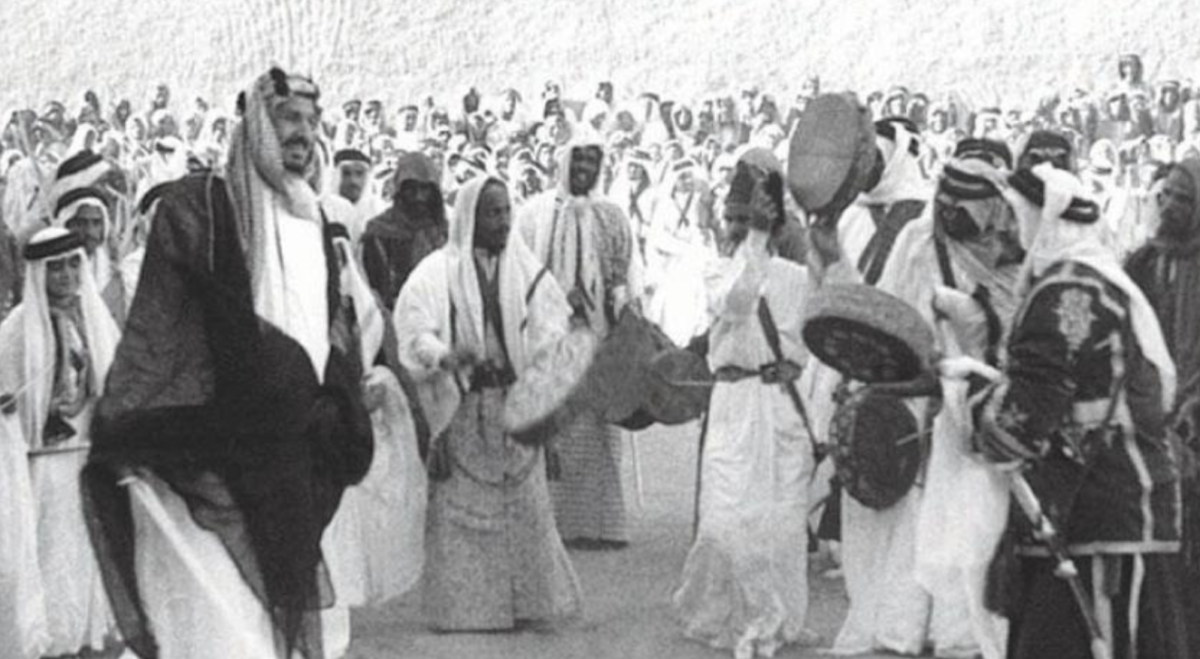 كيف حوّل السعوديين العرضة النجدية القديمة من رقصة حرب إلى رقصة فرح ؟